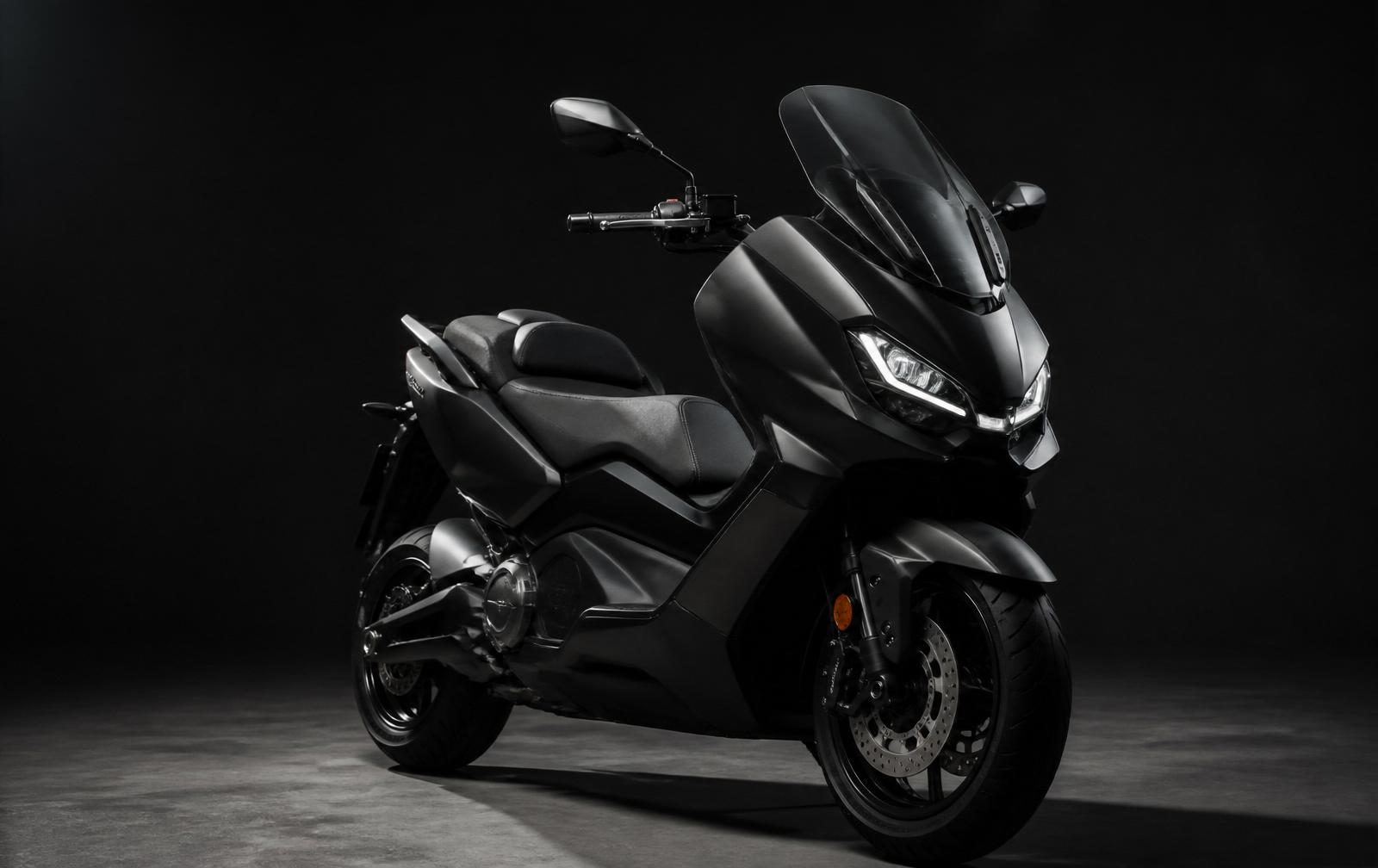 Maxi-scooter électrique noir mat de trois quarts avant
